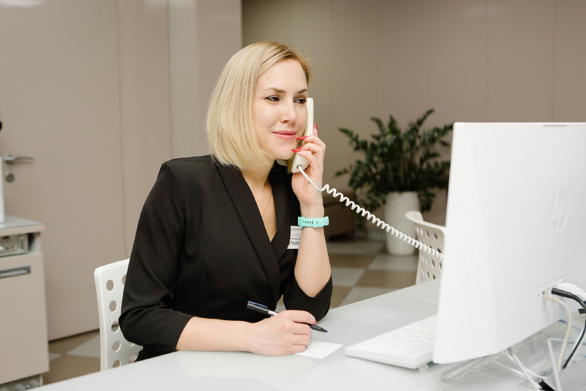 Какие продукты производит администратор клиники?